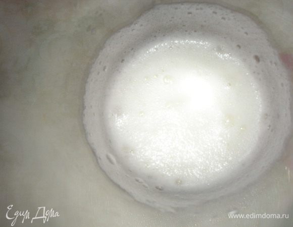 Белки тщательно взбить с сахарной пудрой (добавлять ее постепенно) до белого цвета.