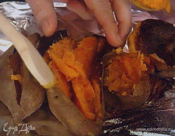 Духовку разогреть до 180°. Батат промыть и запекать около 45 мин. Немного остудить,  выбрать ложкой мякоть. Размять в пюре.
 
