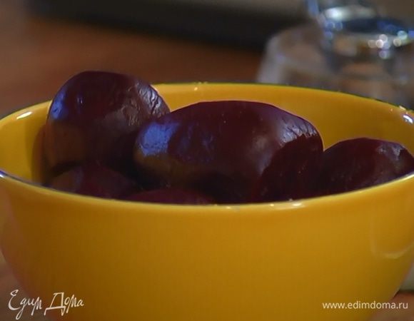 Свеклу завернуть в фольгу и запечь до готовности в разогретой духовке, затем почистить и нарезать небольшими кубиками.