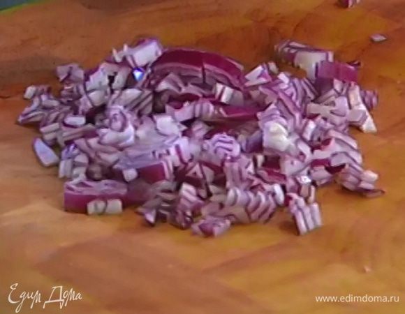 Красный лук почистить и мелко порубить.