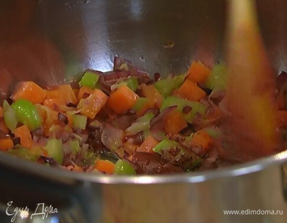 Сельдерей и морковь добавить к луку и обжаривать все 7–8 минут.
