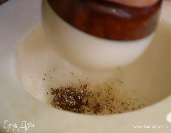 Бадьян и можжевельник растереть в ступке, добавить мускатный орех, корицу, кардамон, гвоздику, молотый имбирь и 1/2 ч. ложки морской соли, все перемешать и отправить к овощам. Помешивая, прогревать несколько минут на небольшом огне.