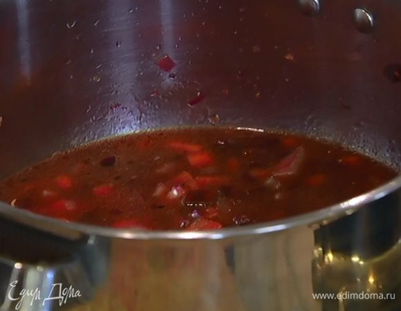 Добавить в кастрюлю 2/3 всей свеклы, влить горячий бульон, так чтобы все овощи были покрыты жидкостью, и варить 10 минут.