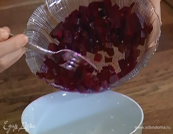 Оставшиеся кубики свеклы разложить в тарелки, налить суп, посыпать луком и подавать со сметаной.