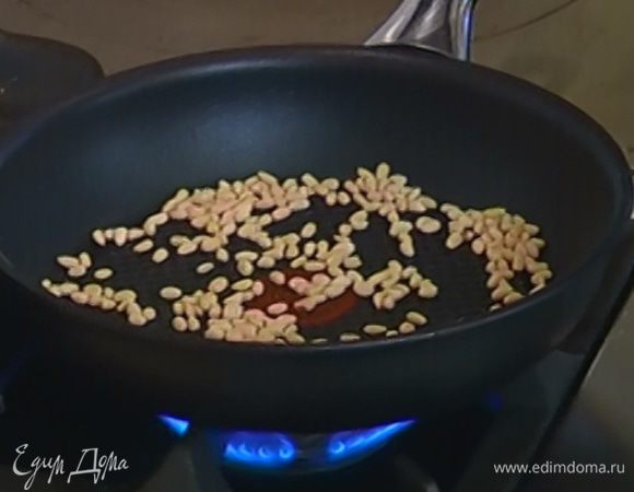 Кедровые орехи подсушить на разогретой сковороде.