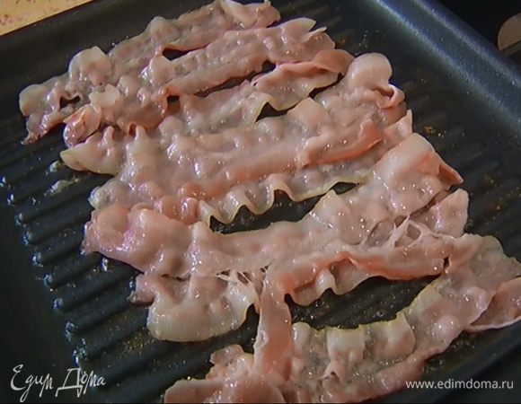 Разогреть сковороду-гриль и обжарить бекон с двух сторон до золотистого цвета, затем выложить на бумажное полотенце, чтобы убрать излишки жира, и мелко порезать.