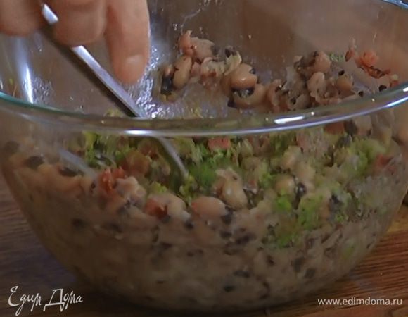 Теплую фасоль слегка раздавить толкушкой, добавить порезанный бекон, влить немного жидкости, в которой варилась фасоль, добавить 1 ст. ложку соуса песто и перемешать.