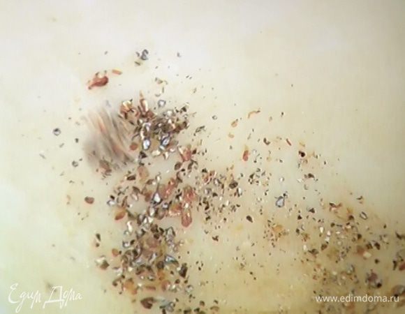 Стручки кардамона раскрыть, вынуть зерна и растереть их в ступке.