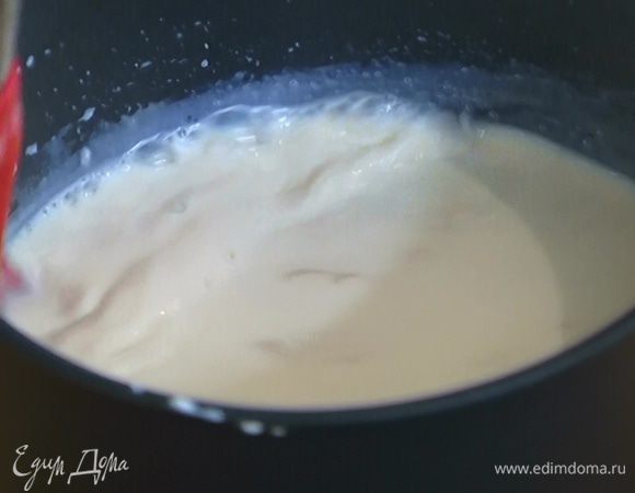 Дрожжи раскрошить, добавить в молоко, всыпать оставшийся сахар и перемешивать до полного растворения дрожжей.