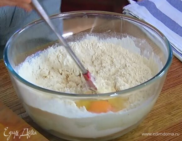 Влить молоко с дрожжами в муку с сахаром, добавить измельченный кардамон, яйцо и слегка перемешать.