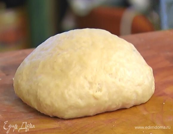 Сливочное масло растопить и влить в тесто, все вымешать — тесто должно получиться эластичным и не липнуть к рукам. Сформировать из теста шар.