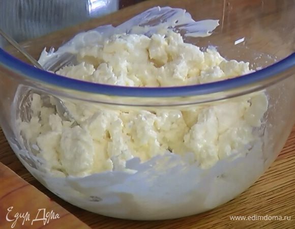 Творог соединить с йогуртом, посолить и перемешать.