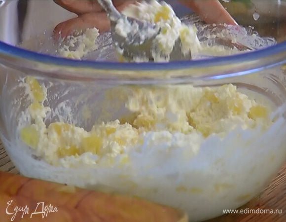 Ананасы нарезать маленькими кусочками, добавить в творожную массу и еще раз перемешать.