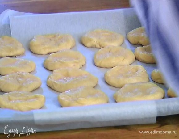 Противень выстелить бумагой для выпечки, выложить лепешки, накрыть их влажным теплым полотенцем и оставить подходить на 15 минут.