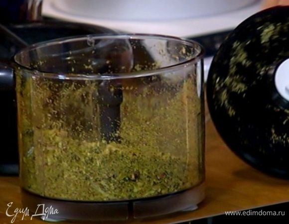 Измельчить в блендере 2 горсти фисташек в крупную крошку.