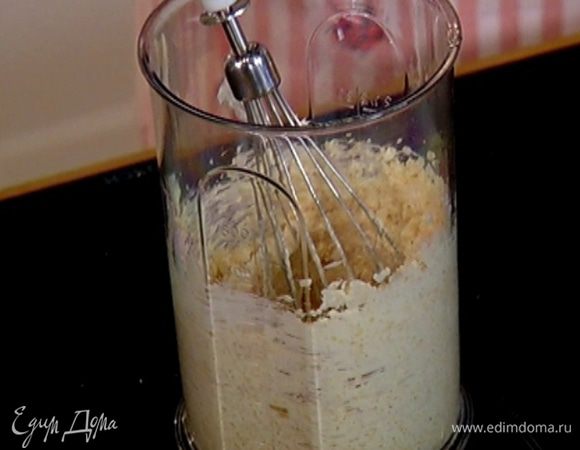 Предварительно размягченное сливочное масло взбить миксером вместе со 100 г сахара.