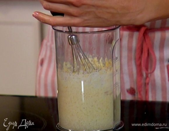 Не прекращая взбивать, по одному добавить яйца.