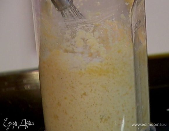 Один банан очистить от кожуры, поломать на кусочки и отправить в сахарно-яичную смесь, затем влить ванильный экстракт и взбить еще немного.