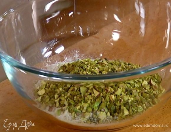 Муку перемешать с разрыхлителем и солью, всыпать 2 горсти семечек, измельченные фисташки, затем добавить бананово-яичную смесь и все вымешать.