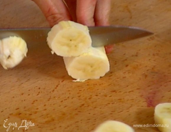 Оставшийся банан очистить от кожуры и нарезать толстыми кружками.