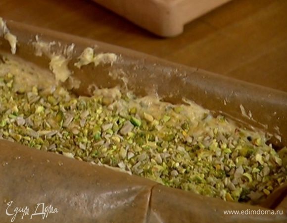 Оставшиеся семечки, фисташки и сахар измельчить в блендере в крупную крошку и посыпать сверху хлеб.