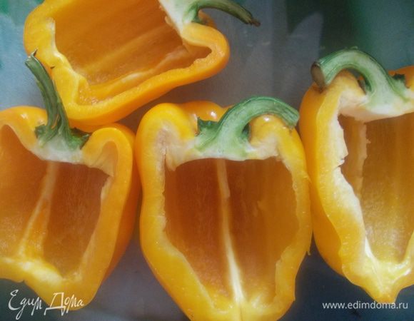 Перцы разрезать вдоль, удалить семена. Должны получиться лодочки.