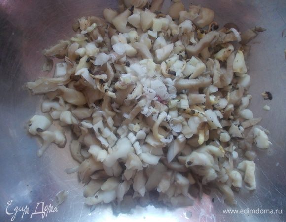 Грибы мелко порезать.