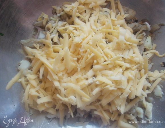 К грибам потереть сыр.