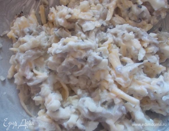 Посолить и поперчить, добавить соус. 