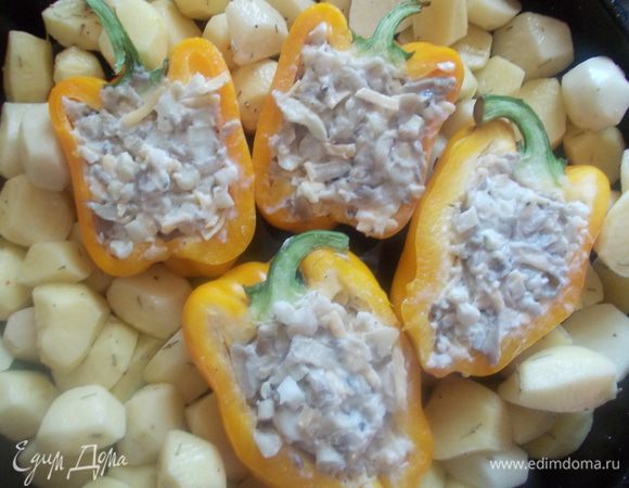 Нафаршировать перцы и отправить их в духовку 190 С на 45-50 минут. Я запекала с картошечкой, политой оливковым маслом и розмарином.