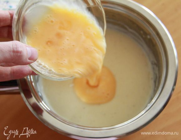 Сварить соус бешамель (см. "Итальянская лепёшка"). В остывший бешамель добавить яйца.