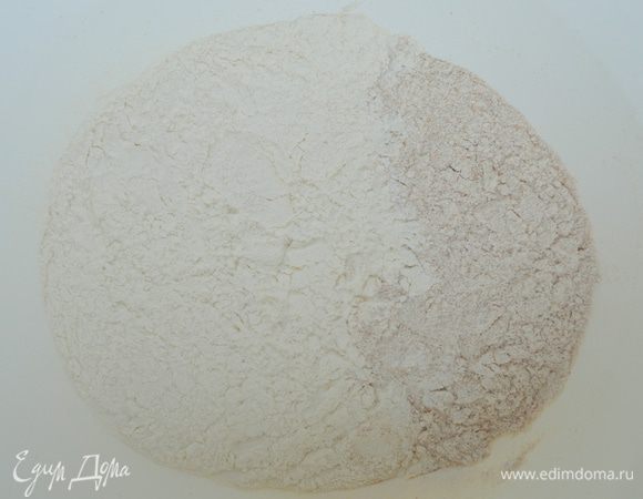 Сперва делаем лепешку:
смешать в большой миске 2 вида муки (можно взять только обычную муку)