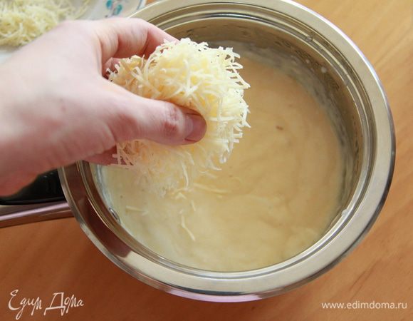 Затем добавить тёртый пармезан.