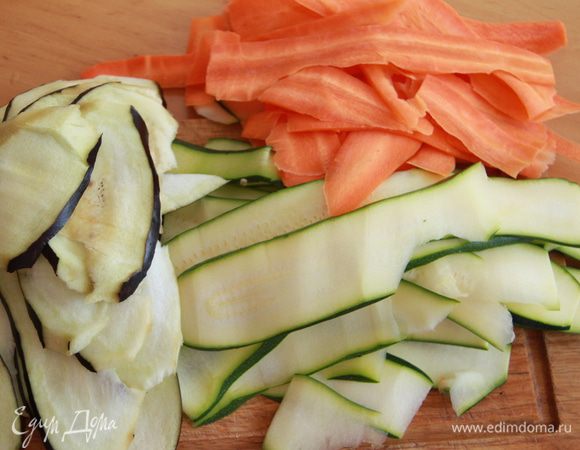  Овощи нарезать тонкими длинными ломтиками, положить в пароварку на несколько минут до состояния полуготовности (время зависит от толщины ломтиков, ориентируйтесь на это).