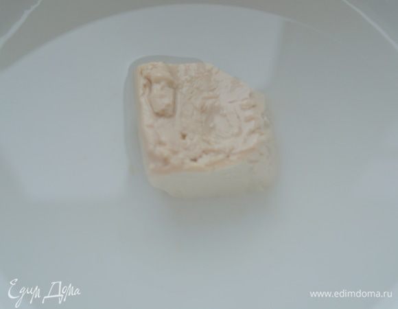 в теплой, но не горячей воде растворить дрожжи 