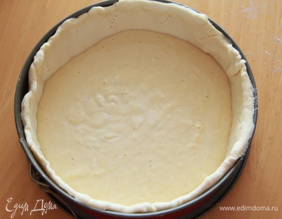  На дно формы с тестом вылить соус и выложить овощи ребром по спирали, утапливая  их слегка в соусе. 