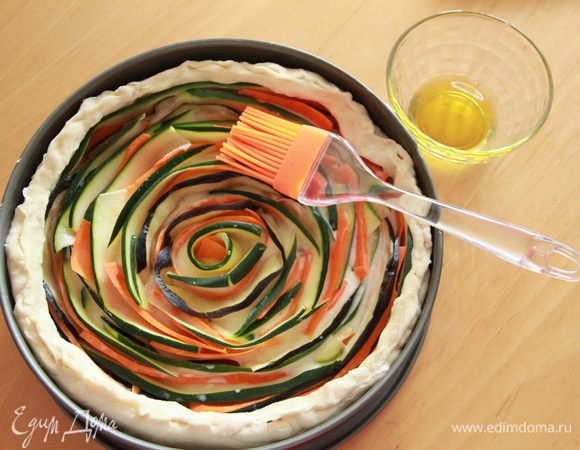 Верх пирога смазать оливковым маслом.
