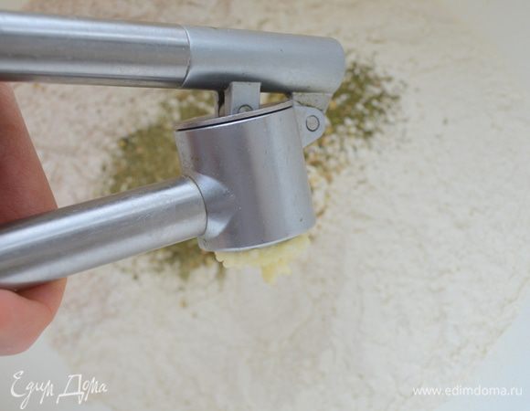 выдавливаем чеснок