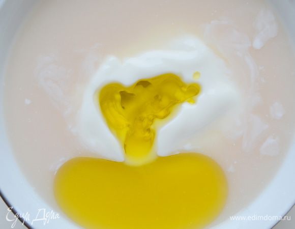 в разведенный дрожжи вводим сметану и оливковое масло, размешиваем 