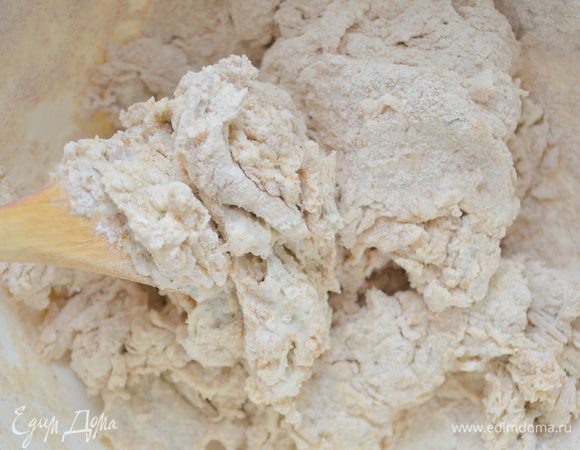 вливаем жидкие ингредиенты в сухие и замешиваем тесто 