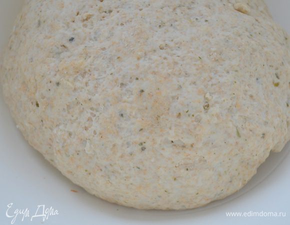 скатываем в шар. Накрыть полотенцем и дать постоять 10 минут в месте без сквозняков. 