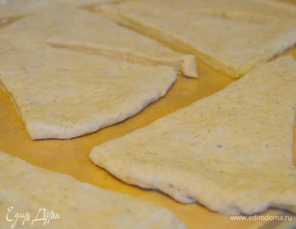 укладываем на ГОРЯЧИЙ противень, на бумагу для выпечки. ВАЖНО. Пока у вас нагревается плита, противень должен быть там в ней! 