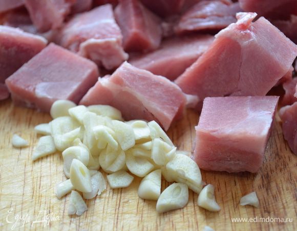 Приступаем к рагу: индюшатину  нарезать на небольшие кусочки, чеснок нарубить мелко 