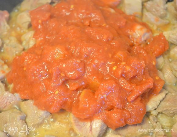 добавляем томаты , перемешиваем и тушим еще 5 минут все вместе. 