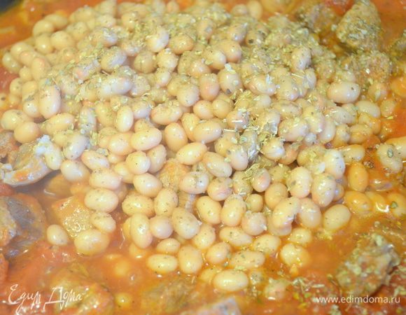 добавляем фасоль, орегано. Солим и перчим и тушим все вместе под крышкой на среднем огне еще примерно 3-5 минут 