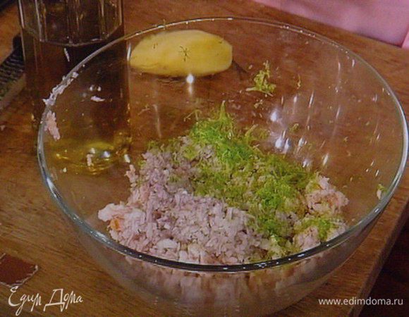 Форель отделить от костей, порубить. Шалот мелко нарезать, имбирь натереть на мелкой тёрке. Снять цедру с лайма и выдавить сок. Все ингридиенты этого этапа смешать с половиной оливкого масла, посолить (если надо) и поперчить. Можно добавить  мелко нарезанный укроп.