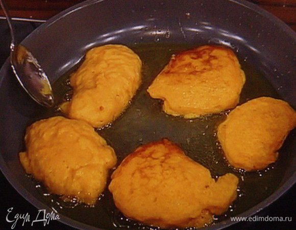 как обычно  вы жарите блинчики. Рекомендую накрывать крышкой, так они получаются пышнее и воздушнее. 