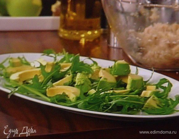 Авокадо очистить, порезать на дольки. На блюдо выложить руколу, укроп и авокадо и полить заправкой.