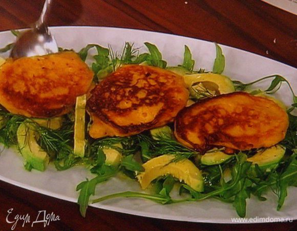 Следущим этапом выложить блинчики и на них тартар из форели. Подавать сразу. Приятного аппетита!