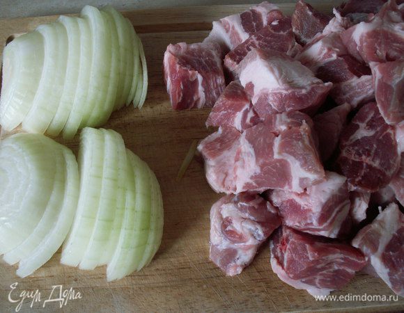  Мясо нарезаем средними кубиками. Лук режем полукольцами.